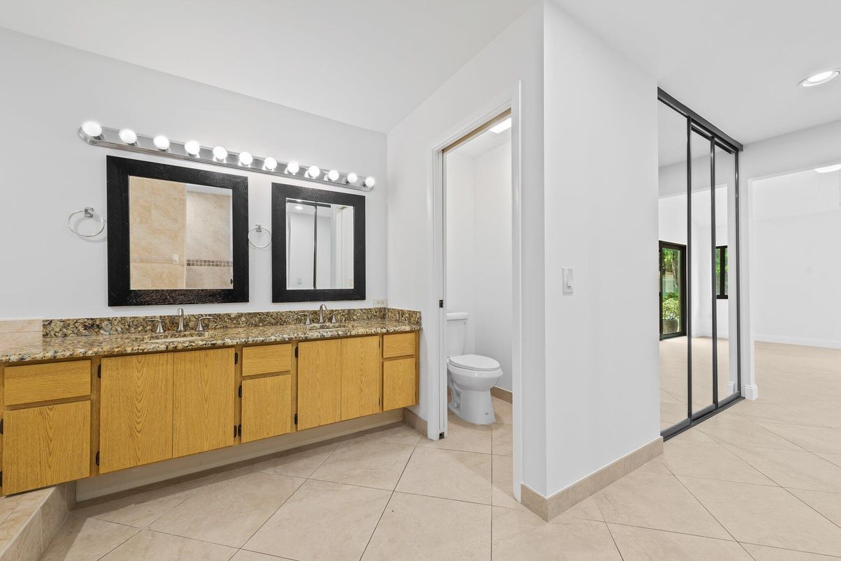 Bathroom, Dual Sink Vanities, Interior, Recessed Lighting