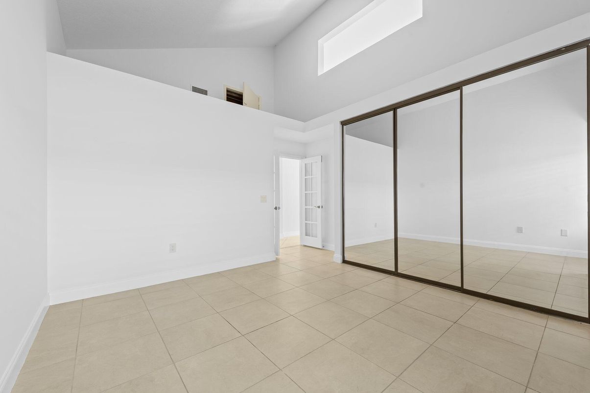 Empty room, Interior