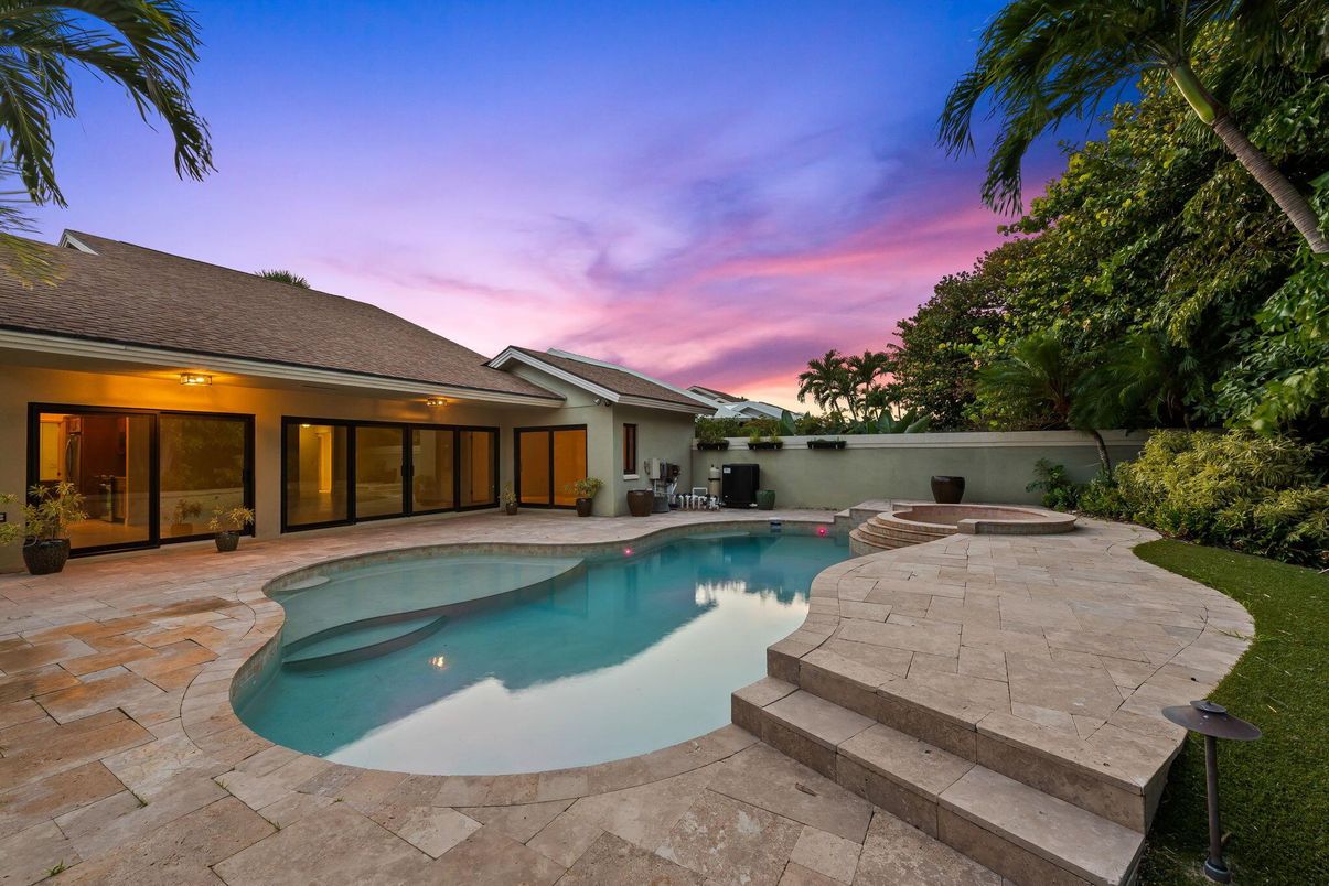Exterior, Pool