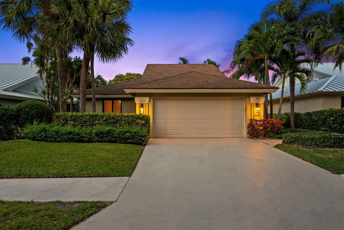Attached, Exterior, Facade, Ranch