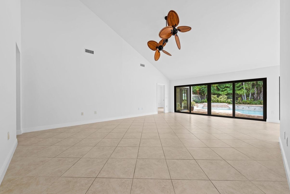 Empty room, Interior