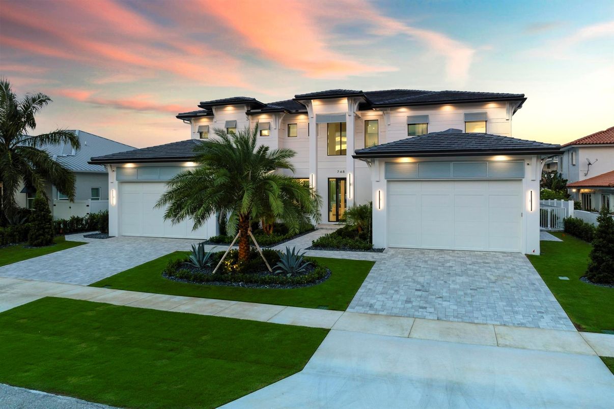 Attached, Exterior, Facade, Mediterranean