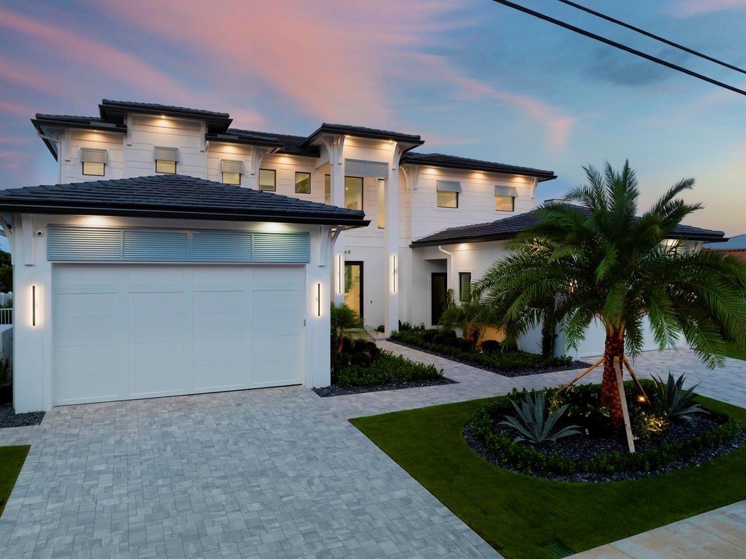 Attached, Exterior, Facade, Modern