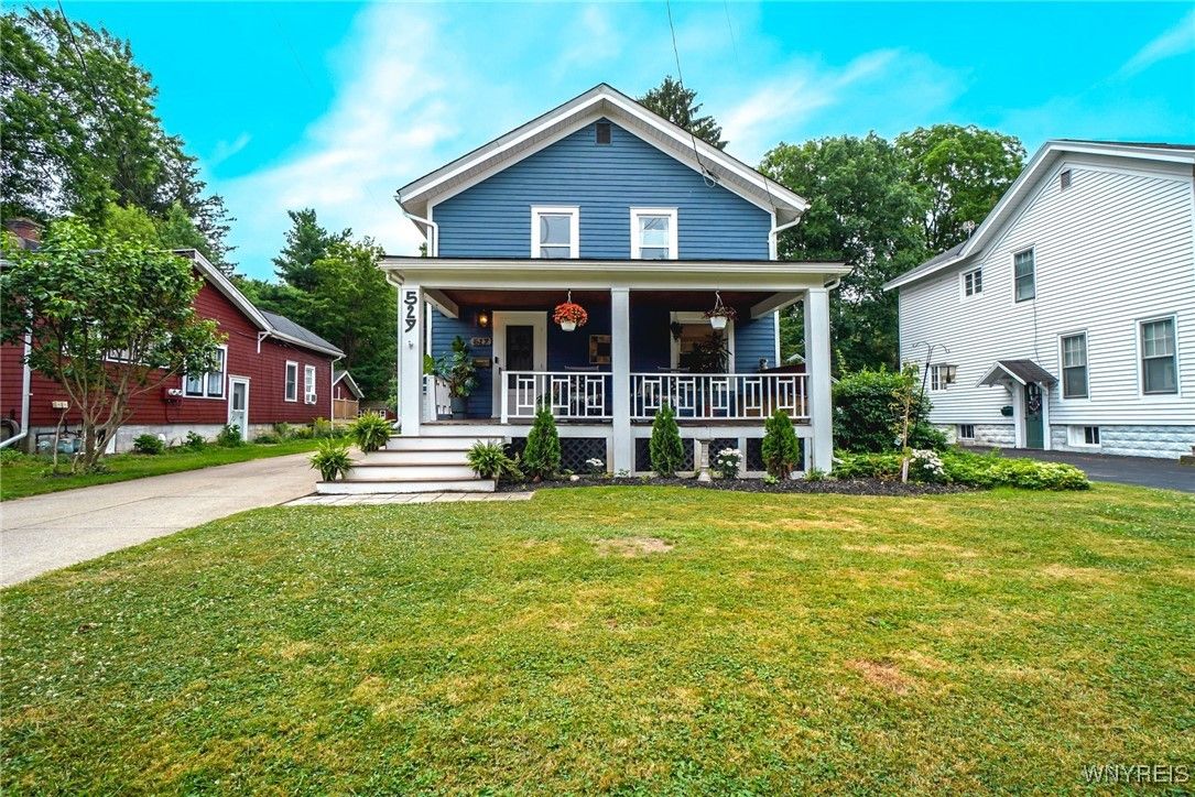 Exterior, Facade, Queen Anne Victorian