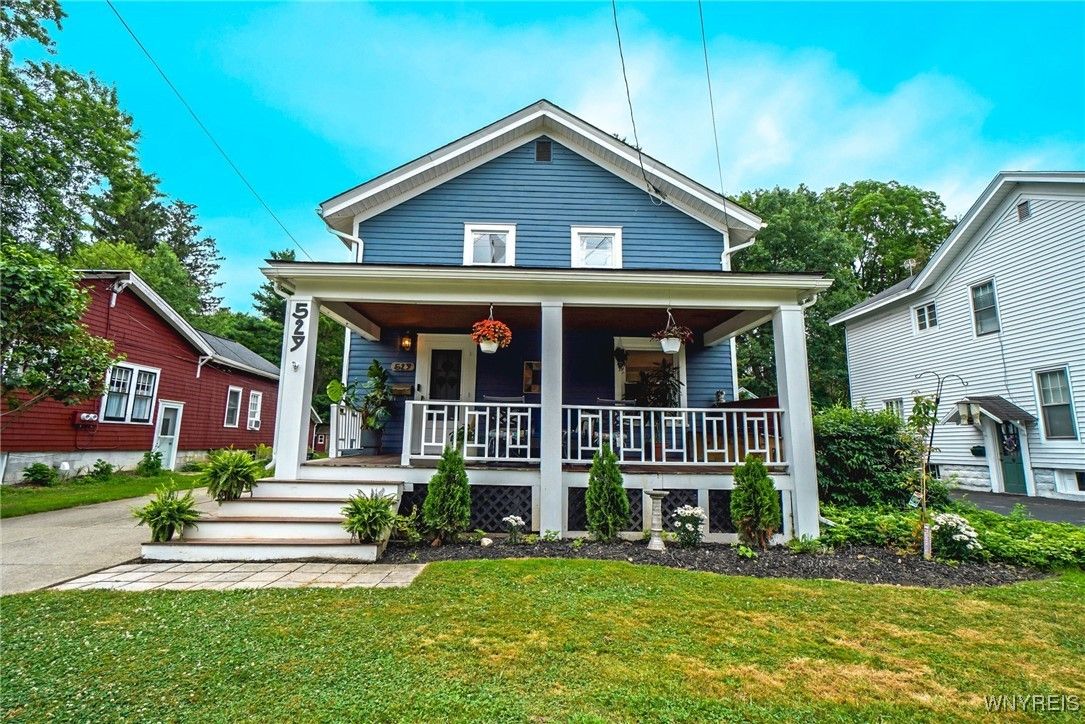 Exterior, Facade, Queen Anne Victorian