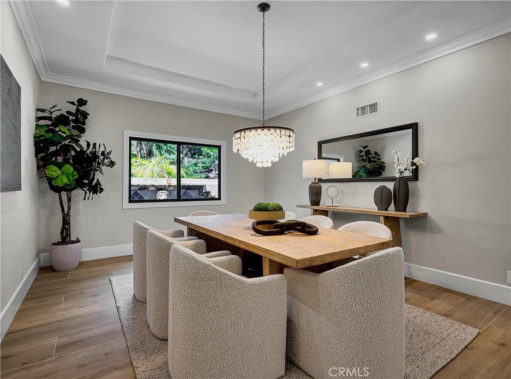 Chandelier, Dining room, Interior, Recessed Lighting, Wood Texture Flooring