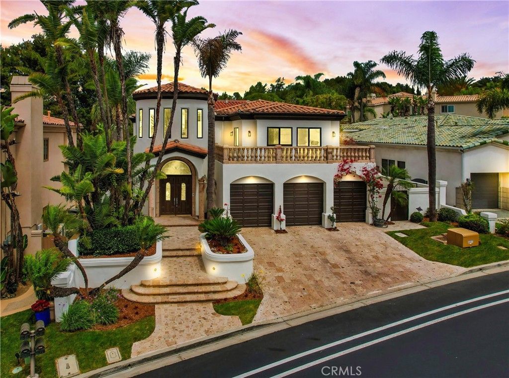 Attached, Exterior, Facade, Mediterranean