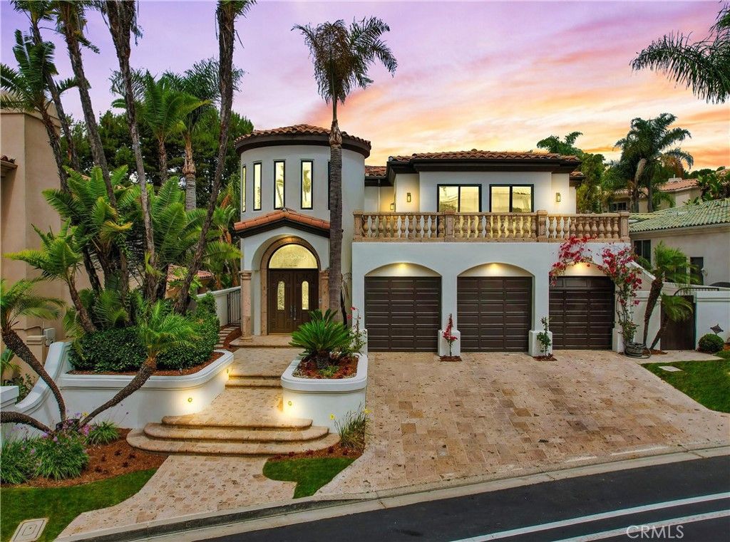 Attached, Exterior, Facade, Mediterranean