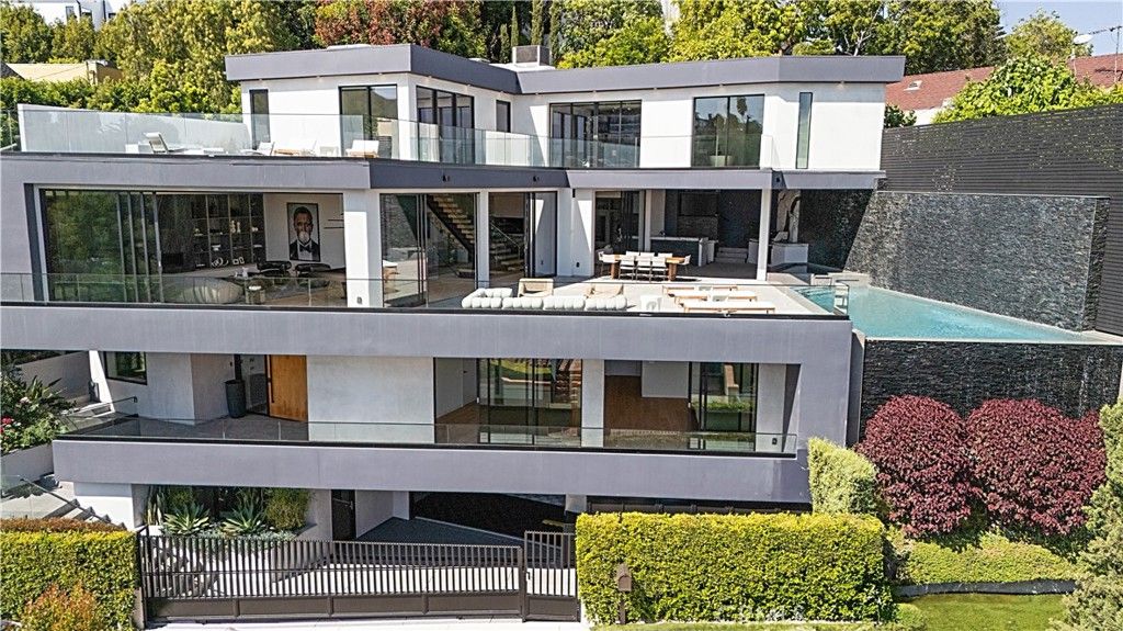 Exterior, Facade, Pool, Modern