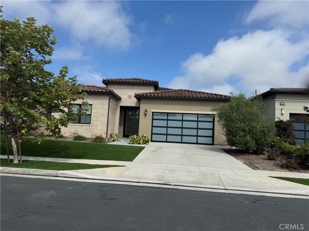 Attached, Exterior, Facade, Mediterranean