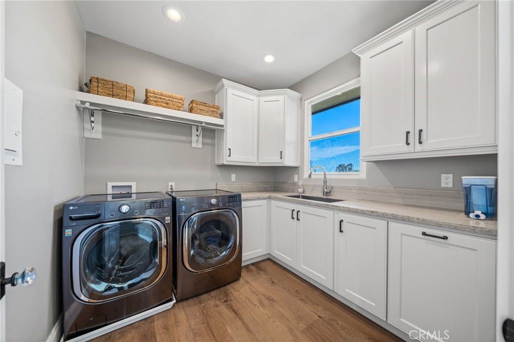 Interior, Recessed Lighting, Washer, Wood Texture Flooring
