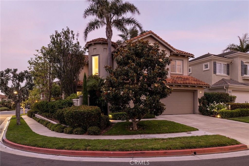 Attached, Exterior, Facade, Mediterranean