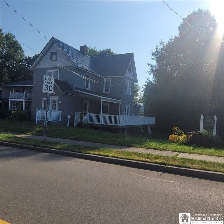 Exterior, Facade, Queen Anne Victorian