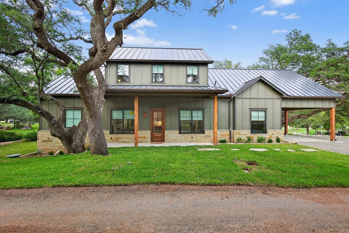 Exterior, Facade, Farmhouse