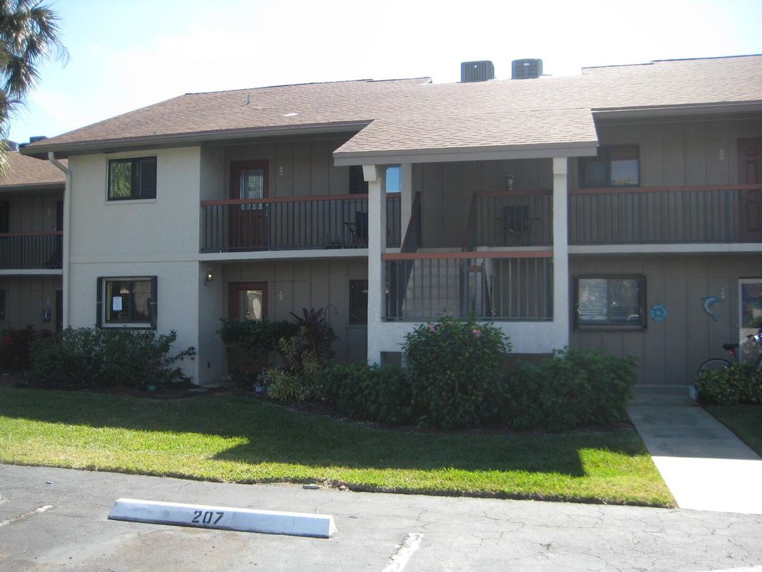 Exterior, Facade, Split Level
