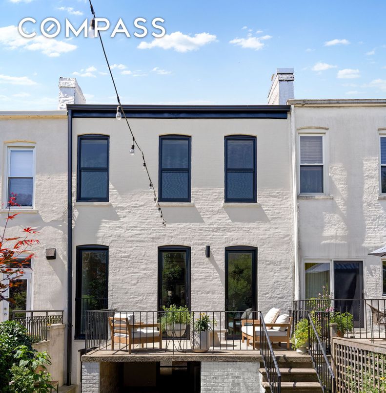 Exterior, Facade, Rowhouse