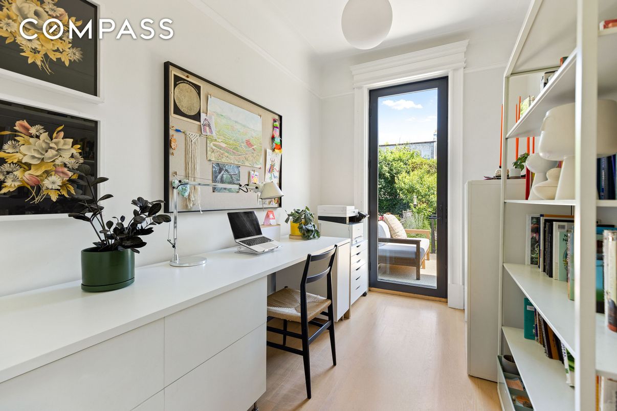 Home Office, Interior