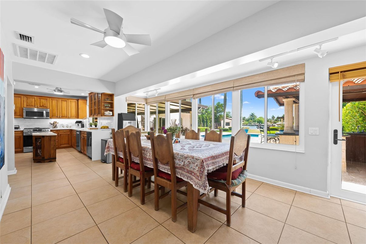 Dining room, Interior, Kitchen, Recessed Lighting, Stainless Steel Appliances