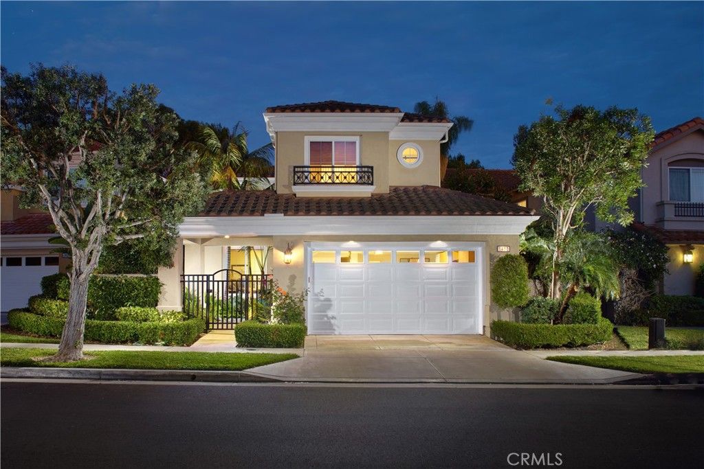 Attached, Exterior, Facade, Mediterranean