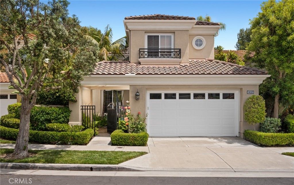 Attached, Exterior, Facade, Mediterranean