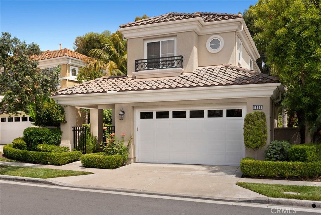 Attached, Exterior, Facade, Mediterranean