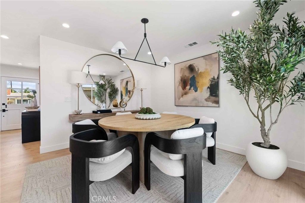 Chandelier, Dining room, Interior, Recessed Lighting, Wood Texture Flooring