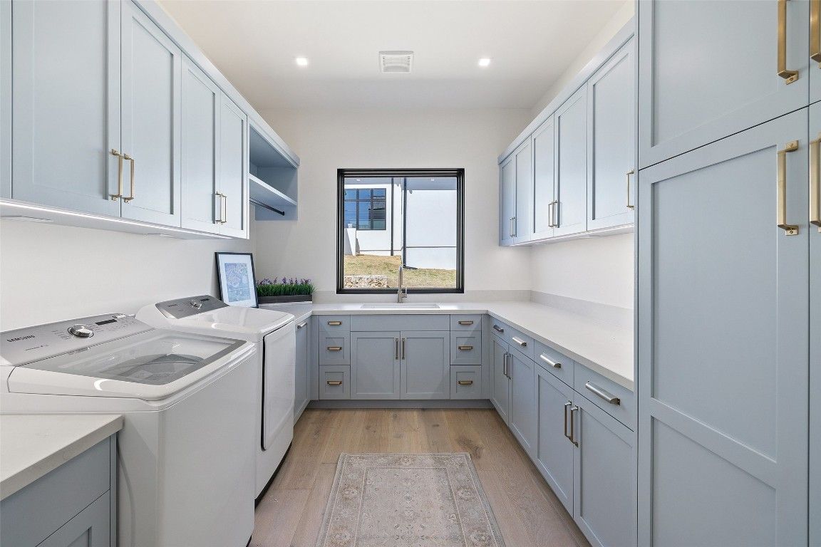 Interior, Recessed Lighting, Washer, Wood Texture Flooring