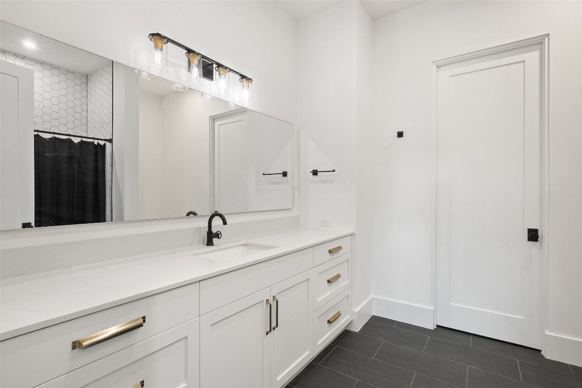 Bathroom, Dual Sink Vanities, Interior