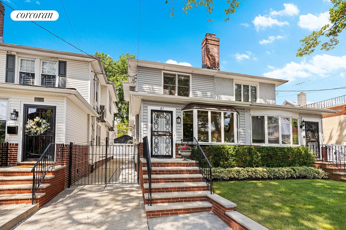 Exterior, Facade, American Foursquare