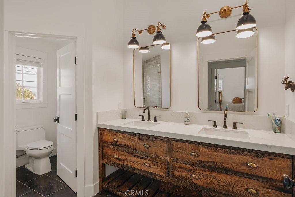 Bathroom, Dual Sink Vanities, Interior