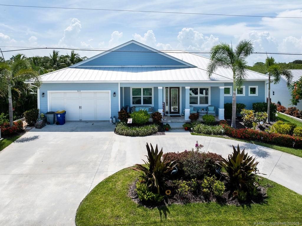 Attached, Exterior, Facade, Ranch