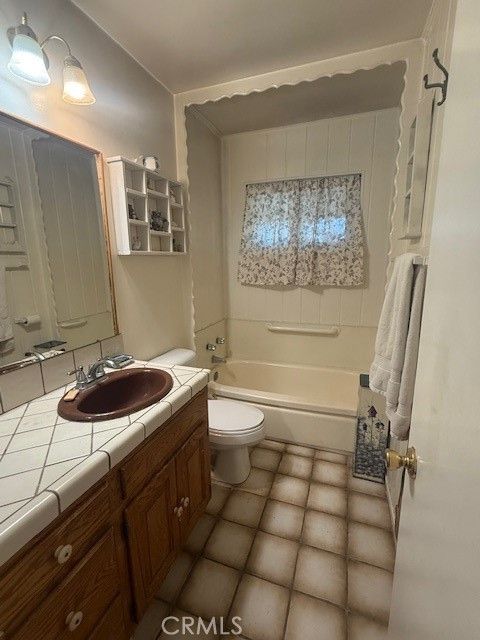 Bathroom, Interior, Tile Countertops