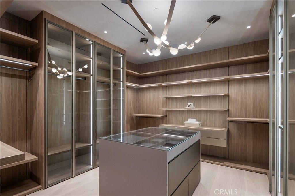 Interior, Pendant Lights, Recessed Lighting, Walk-in Closets, Wood Texture Flooring