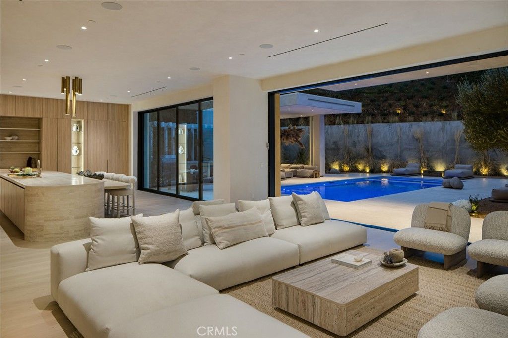 Interior, Living room, Pendant Lights, Recessed Lighting, Wood Texture Flooring