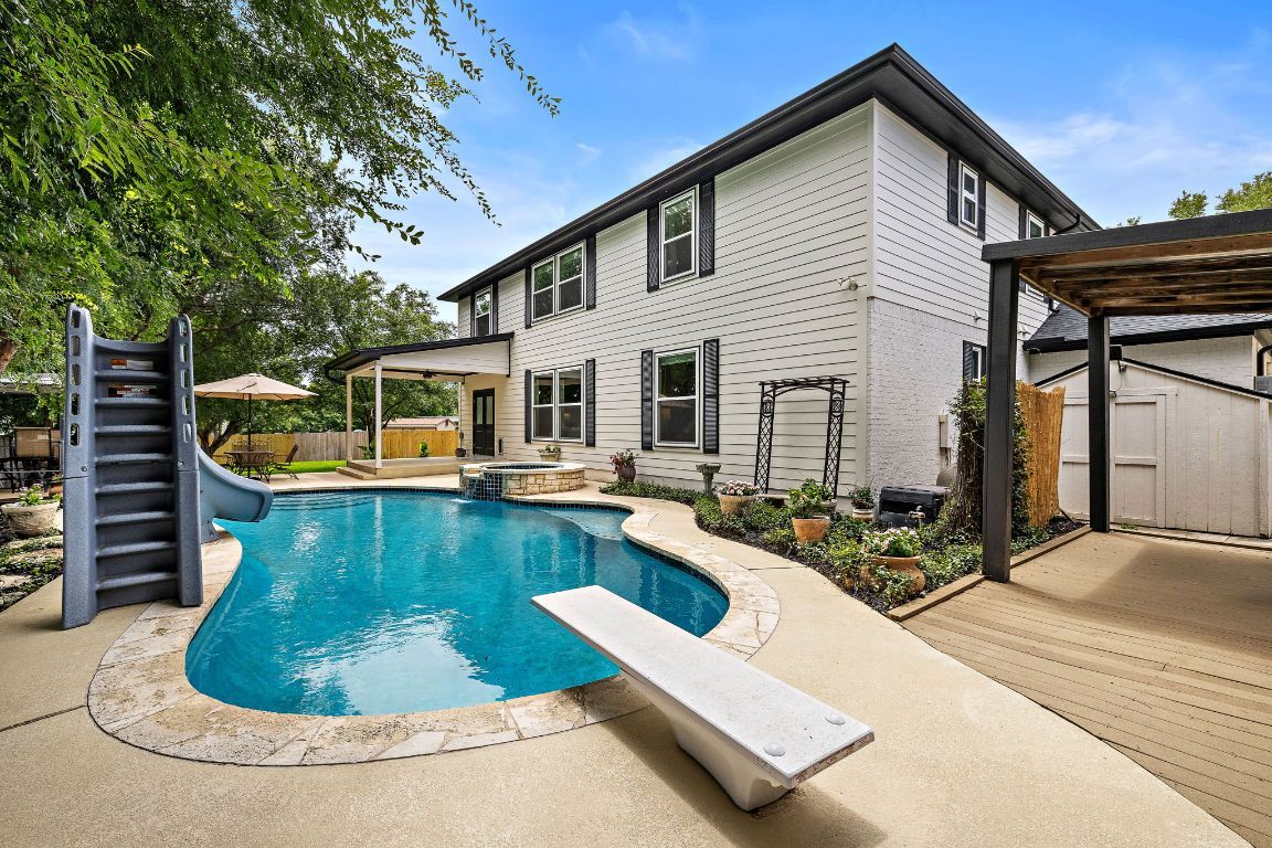 Exterior, Playground, Pool
