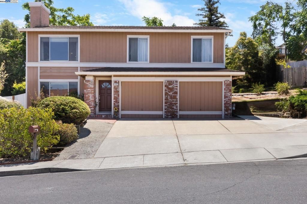 Exterior, Facade, Raised Ranch