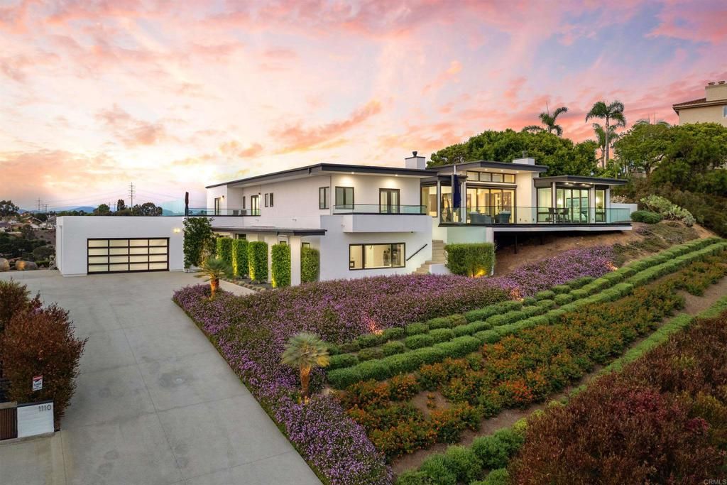 Attached, Backyard, Exterior, Facade, Modern
