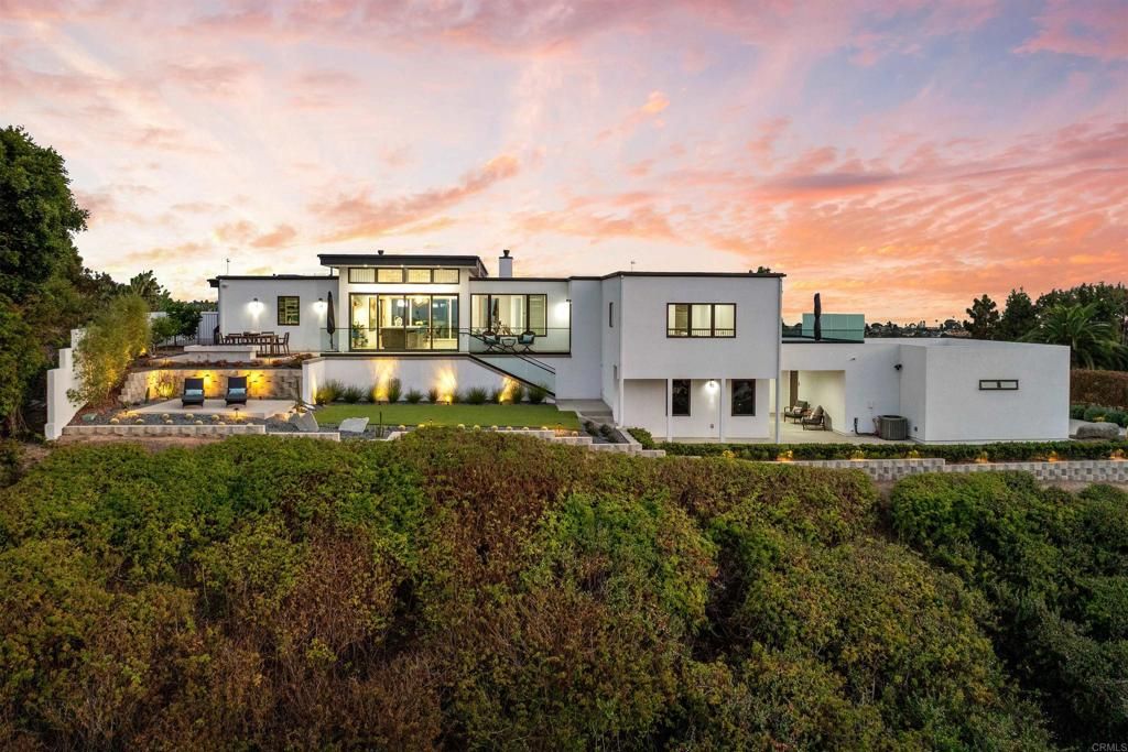 Backyard, Exterior, Facade, Modern