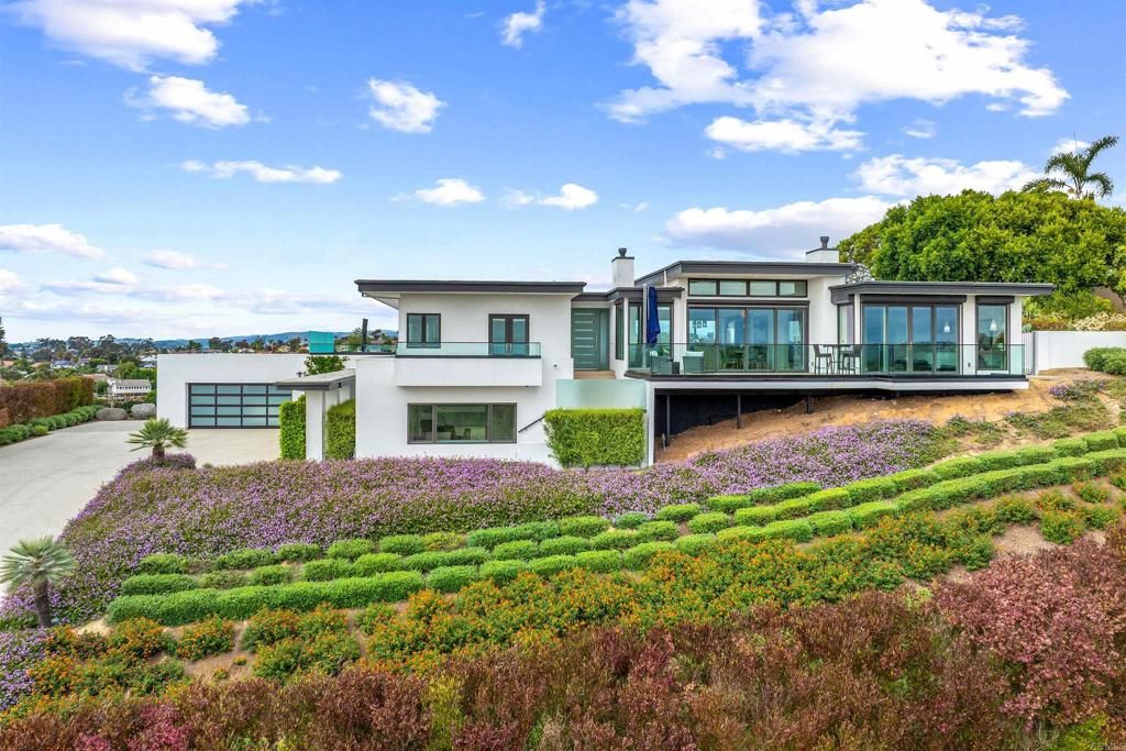 Attached, Backyard, Exterior, Facade, Modern