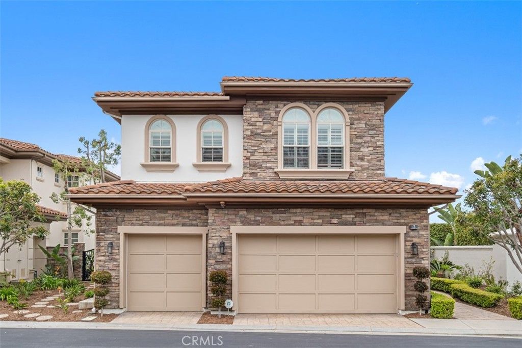 Attached, Exterior, Facade, Mediterranean