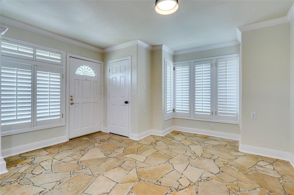 Empty room, Interior