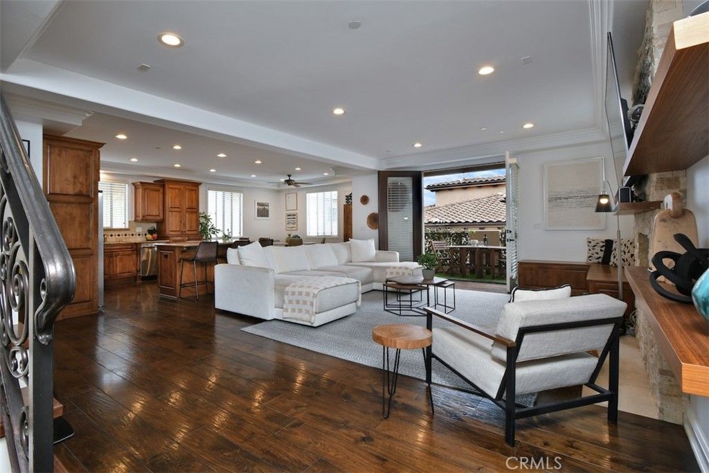 Interior, Kitchen, Living room, Pendant Lights, Recessed Lighting, Wood Texture Flooring