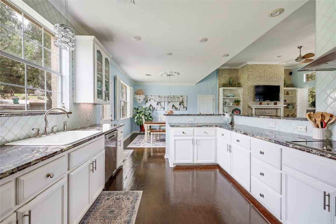 Chandelier, Dining room, Interior, Kitchen, Recessed Lighting, Wood Texture Flooring