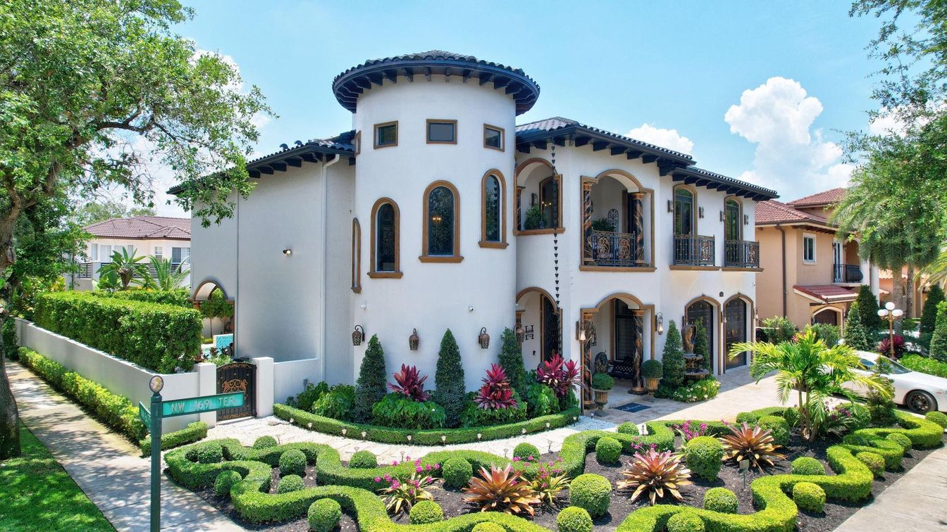 Exterior, Facade, Mediterranean