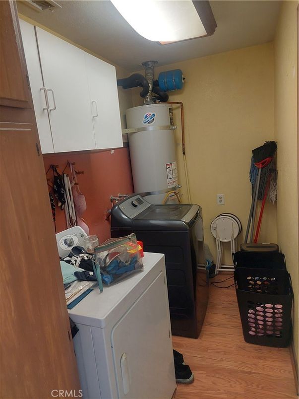 Interior, Washer, Wood Texture Flooring