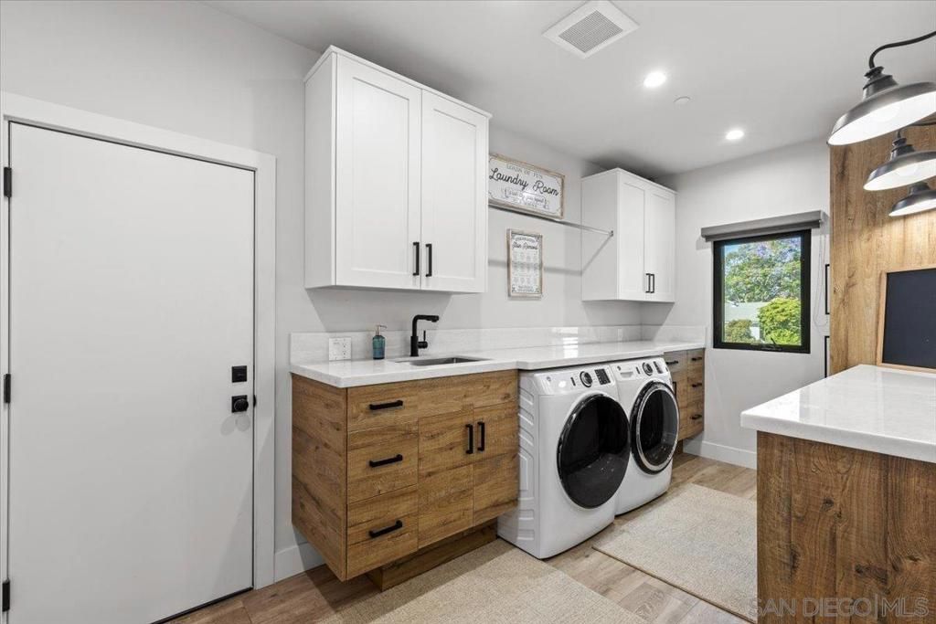 Interior, Recessed Lighting, Washer, Wood Texture Flooring