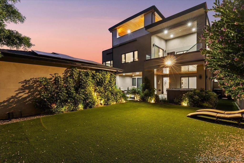 Backyard, Exterior, Facade, Solar Panels, Modern