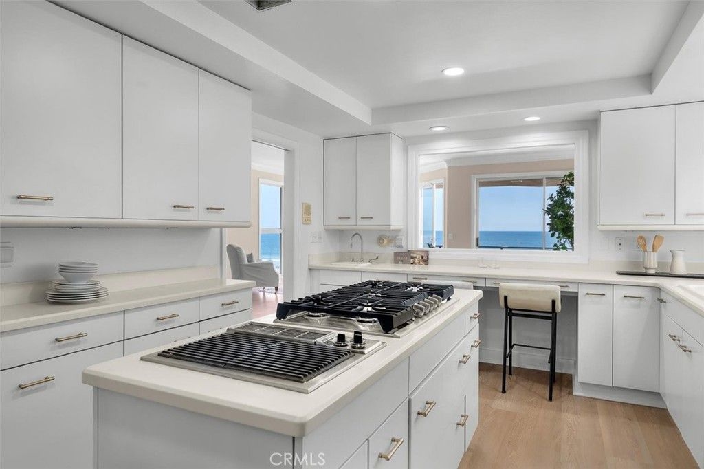Interior, Kitchen, Recessed Lighting, Water, Wood Texture Flooring