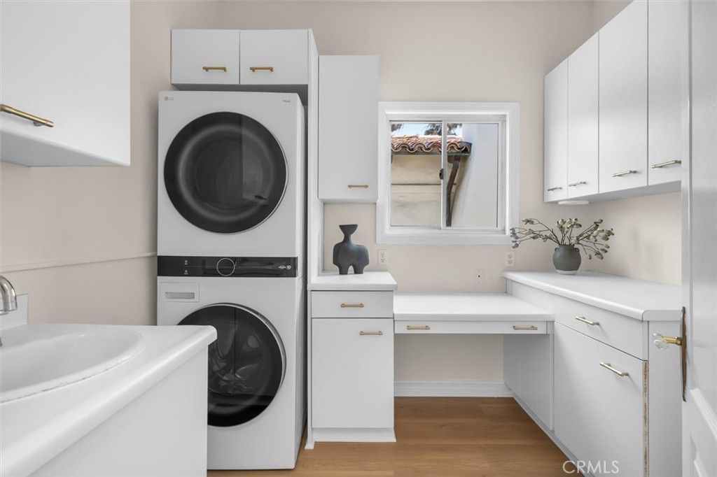 Interior, Utility Closets, Washer, Wood Texture Flooring