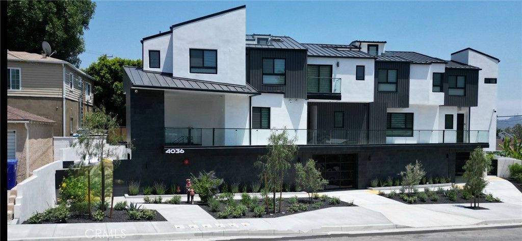 Exterior, Facade, Modern